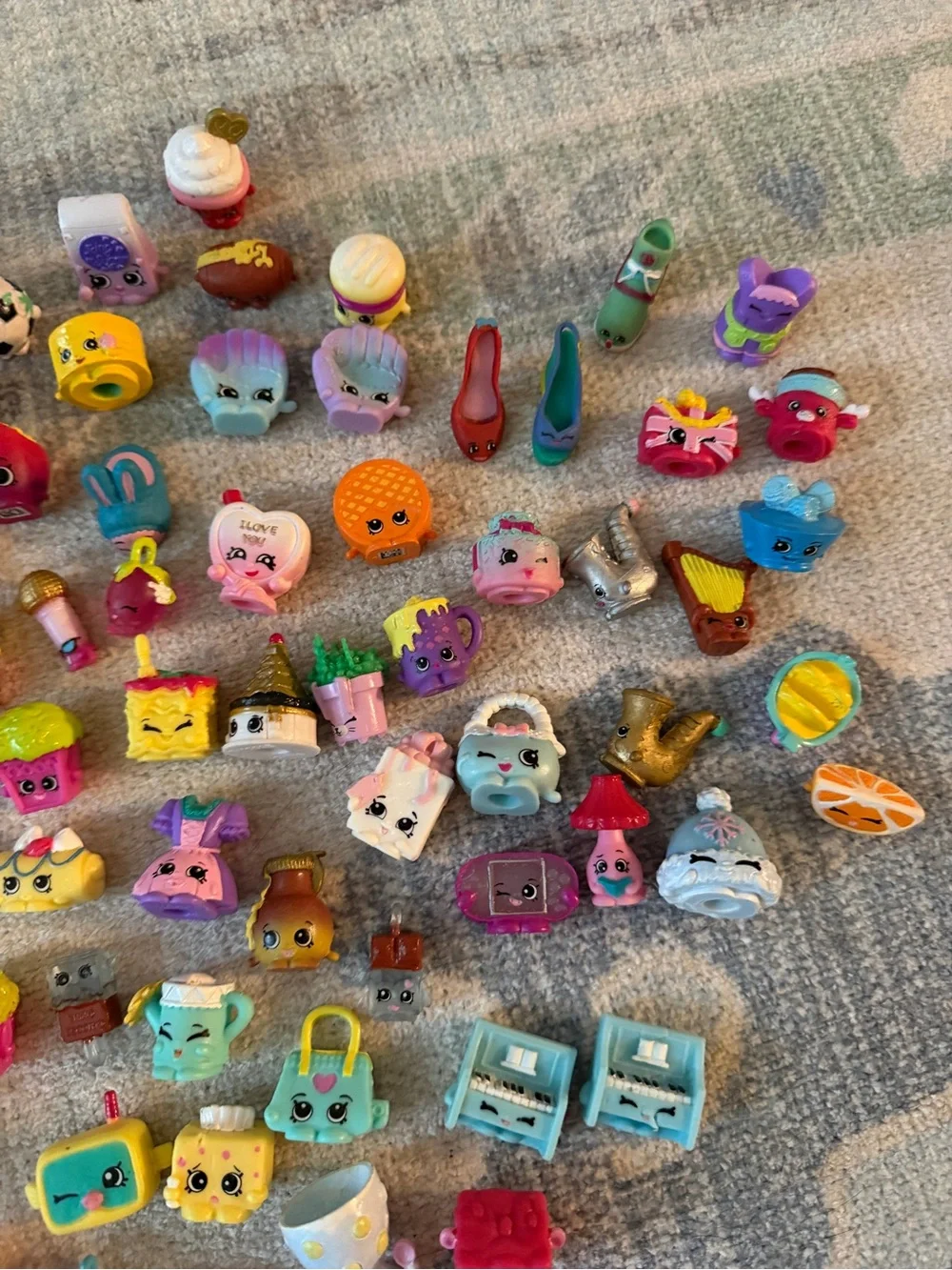 Shopkins Bright Multicolor Mini Figure Collection - Picture 3 of 5